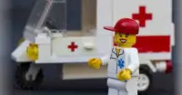 Una ambulancia de Lego representa la urgencia, que puede afectar a los índices de traducción