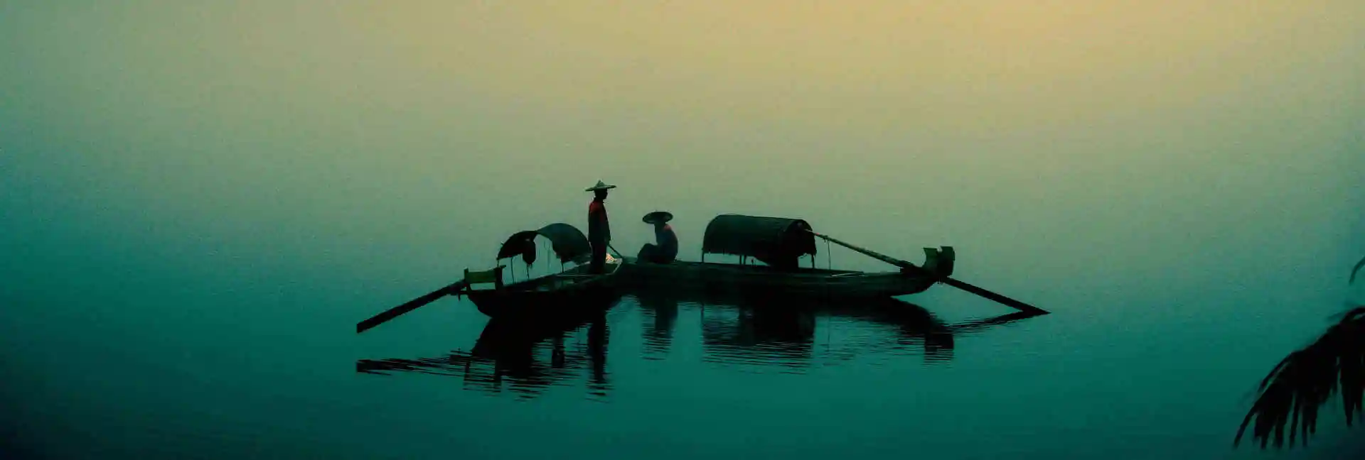 Two Chinese boats on a river in the mist - Chinese translation