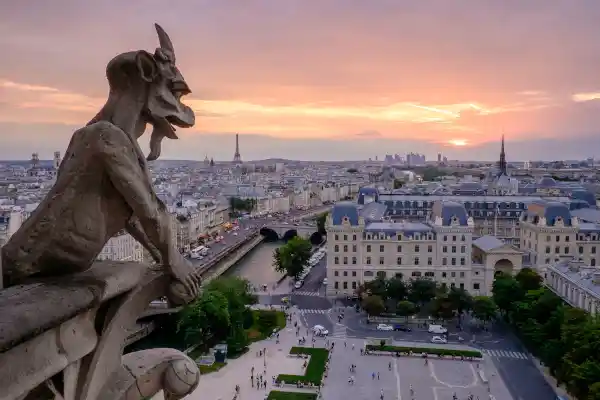 A Gargoyle overlooking Paris - French translation