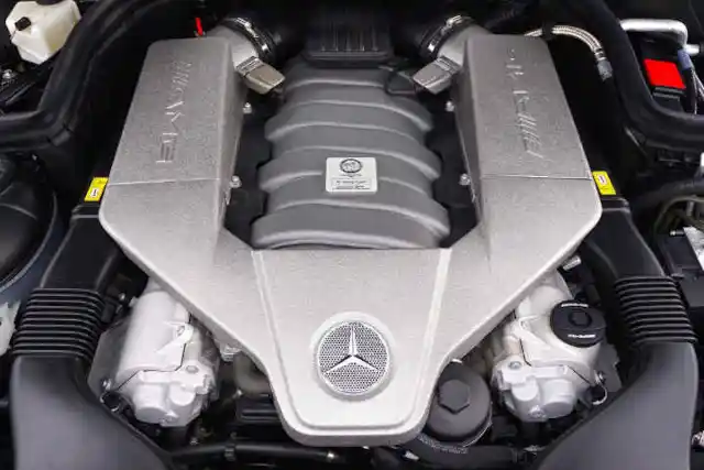 Pogled na Mercedesov motor ' Prevod sa nemačkog i na nemački