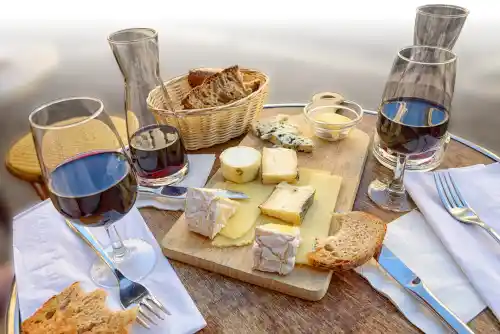 Cheese and wine - French translation